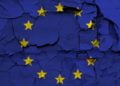 Se está rompiendo una bandera europea rota que muestra el colapso de la UE y Europa. Esto tiene connotaciones de Brexit y el artículo 50.
