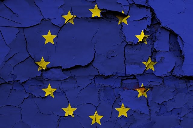 Uma bandeira europeia quebrada está quebrando, mostrando a avaria da UE e da Europa. Isso tem conotações do Brexit e do artigo 50.