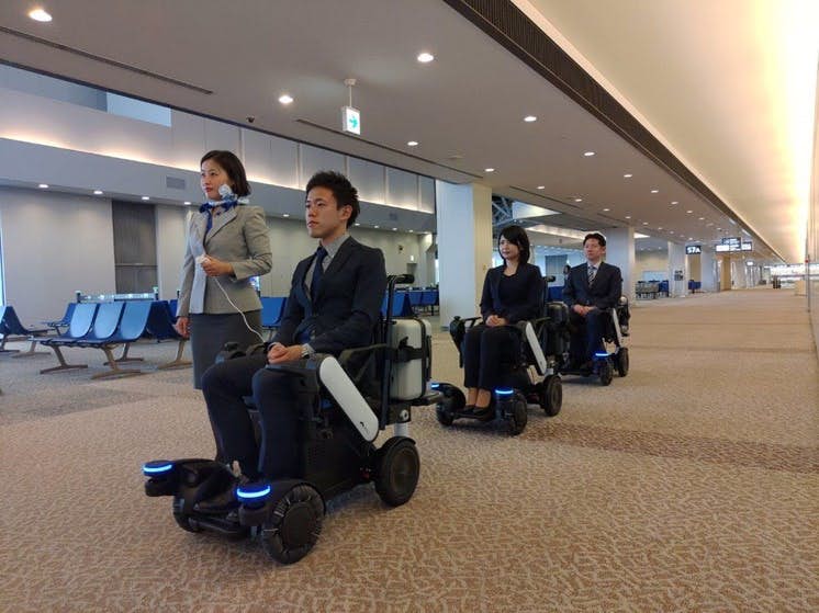 Электрическая инвалидная коляска 2 в аэропорту Нарита