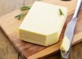 Beurre savoureux sur une planche à découper en bois