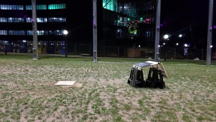 武装ドローン