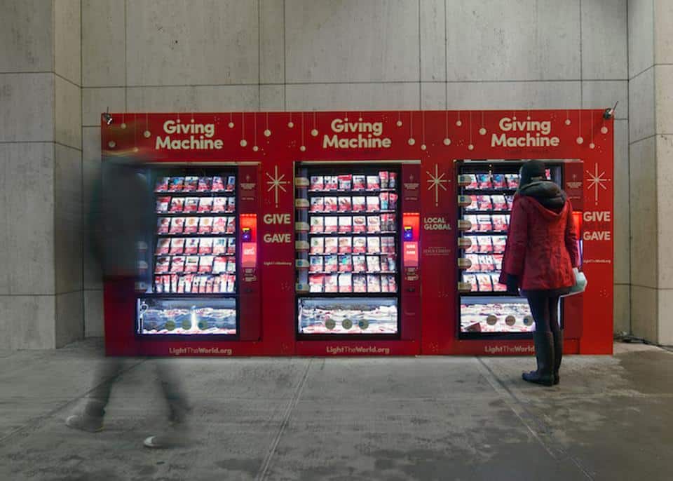 #LightTheWorld, автоматы по продаже подарков и будущее солидарности