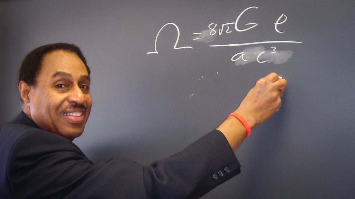 L'astrofisico Ron Mallet "so come costruire una macchina del tempo"