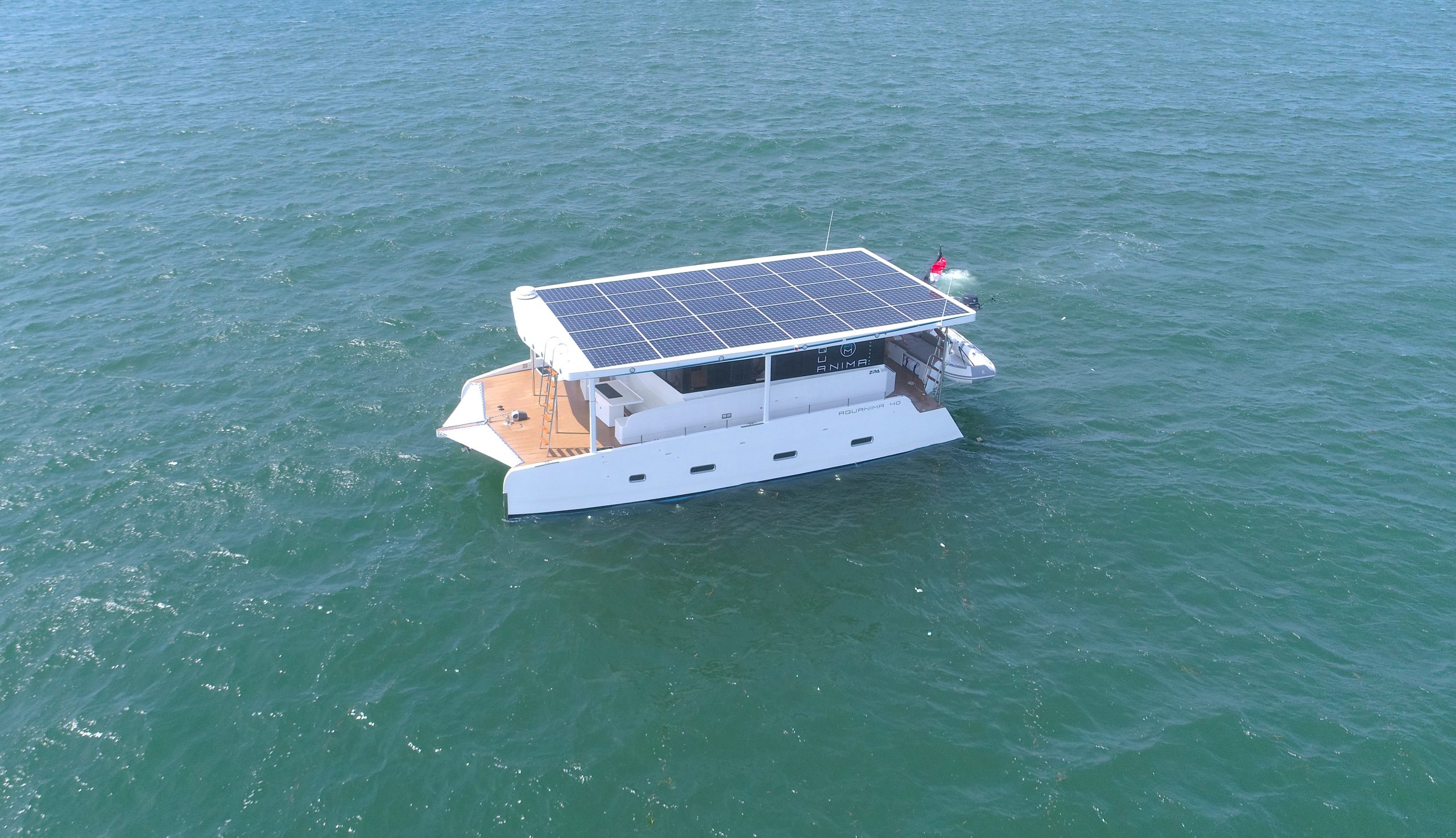 catamarano con fotovoltaico