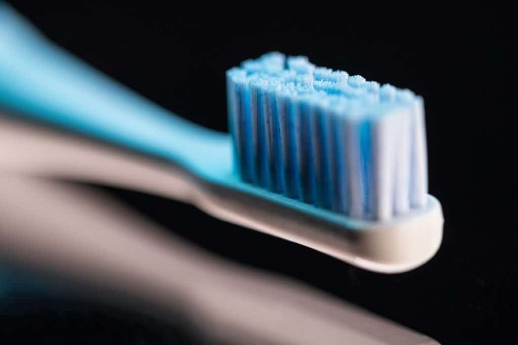 Vuelve a girar el cepillo de dientes de plástico biodegradable.