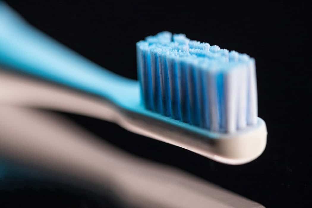 Перекрутите зубную щетку из биоразлагаемого пластика.