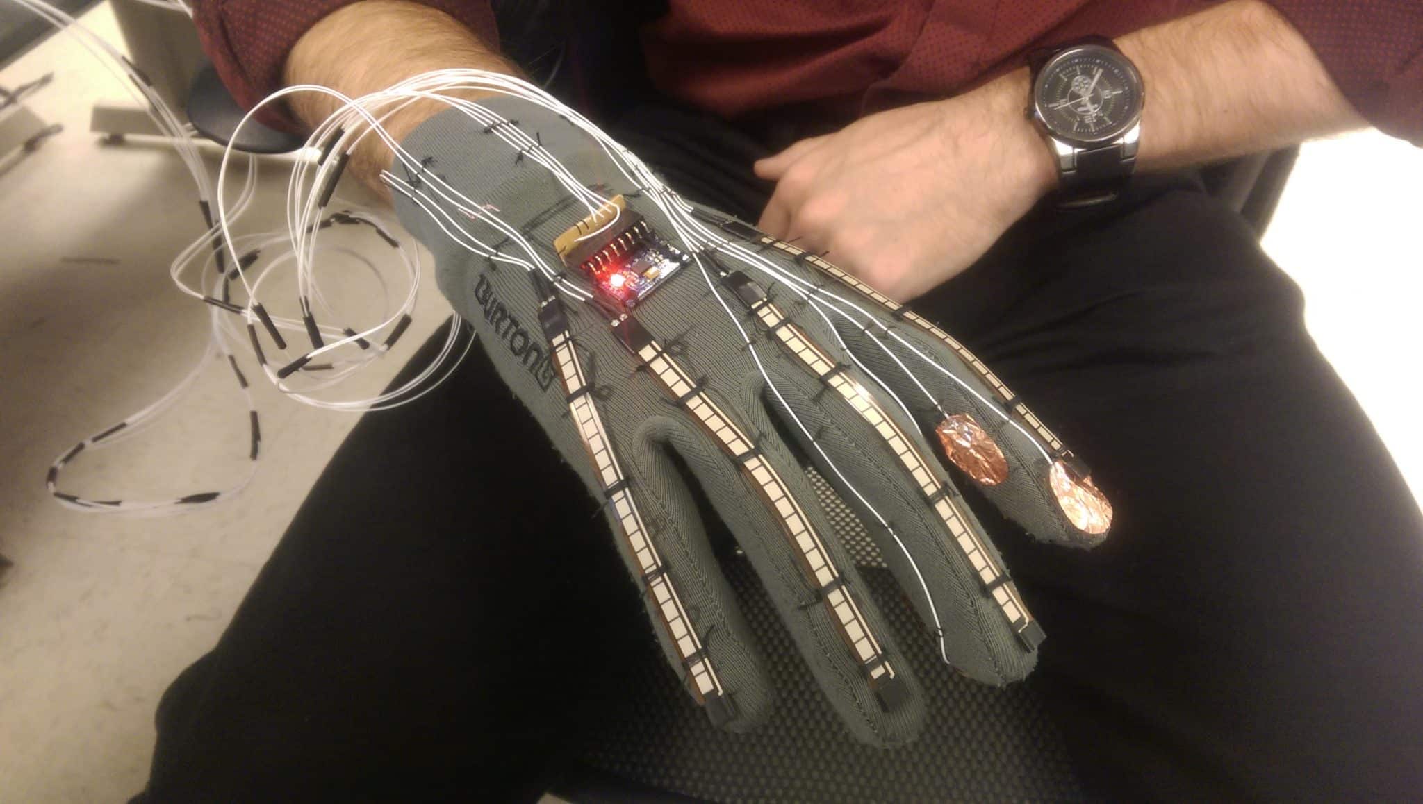 Der futuristische intelligente Handschuh kann Gebärdensprache in Text und Sprache übersetzen 5 nf0oro