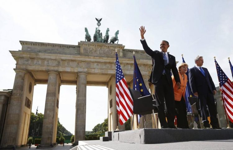 U.S. President Barack Obama waves as he arrives to deliver remarks in front of the Brandenburg Gate in Berlin June 19, 2013.
 With Obama are German Chancellor Angela Merkel and Berlin Mayor Klaus Wowereit (R). 
REUTERS/Kevin Lamarque (GERMANY - Tags: POLITICS)
