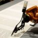 10年2014月XNUMX日，星期四，机器人在德国柏林的犹太博物馆的装置中写了律法。这是艺术家组robotolab的装置。 该机器人配备了笔尖和墨水，将以人类速度书写《摩西五经》。 （美联社照片/ Markus Schreiber）