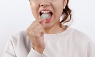 このコンピューター生成画像の「アインシュタイン」タイルは、科学者によって発見された新しい形状で、中央の暗い「帽子」の周りに同心円状に配置されています。