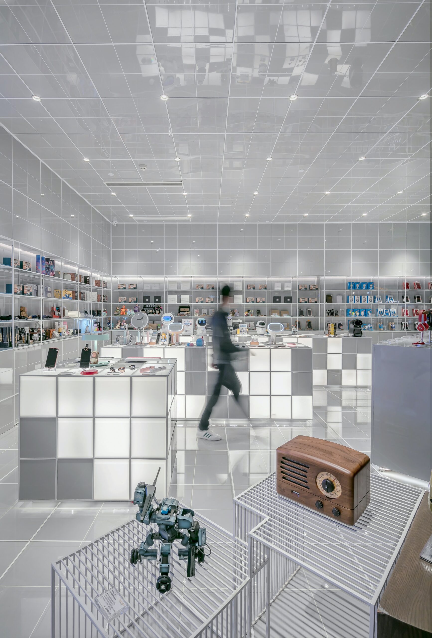 homme marchant à côté de la décoration de cube blanc