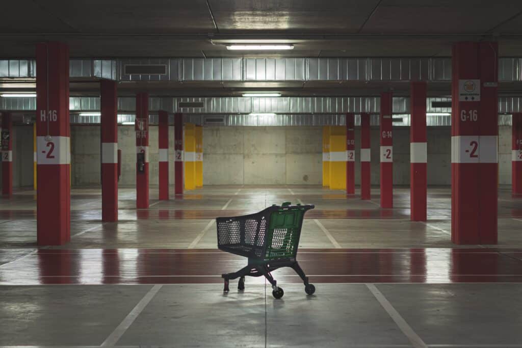 Einkaufswagen im Parkhaus