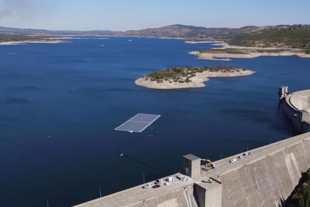 barrages hydroélectriques et panneaux solaires flottants