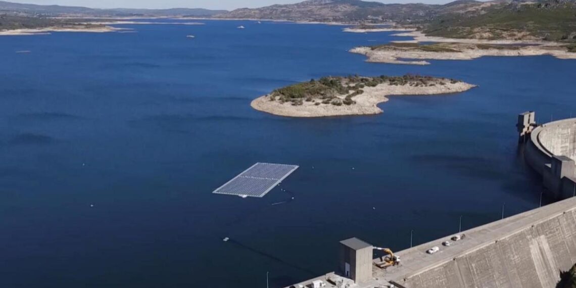 Wasserkraftwerke und schwimmende Sonnenkollektoren