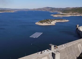 水力発電ダムとフローティングソーラーパネル