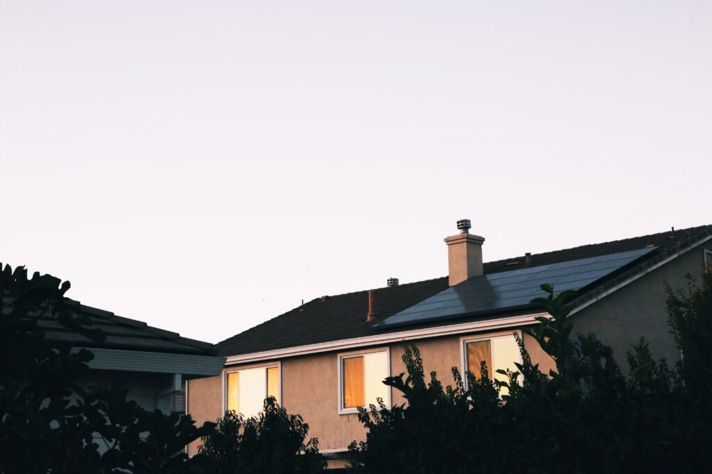 casa de concreto marrom e branco