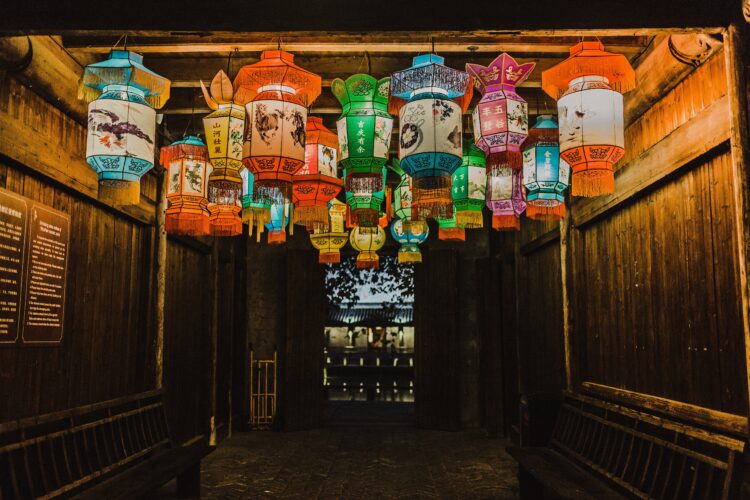 Foto von verschiedenen farbigen chinesischen Laternen im Raum