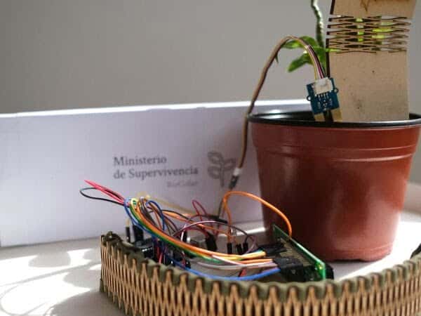 Collar biocollar para hacer contacto con plantas