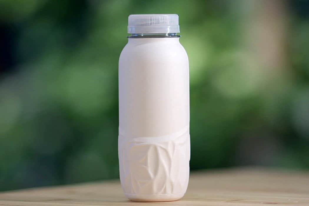 https www.yankodesign.com imagens design news 2021 02 coca cola, o maior poluidor de plástico do mundo, está migrando lentamente para garrafas de papel paboco coca cola garrafa de papel 1