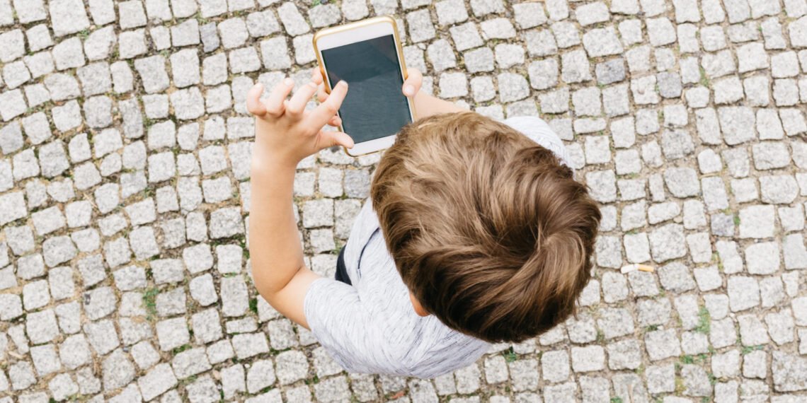 Comunidades e redes sociais online podem ser benéficas para as crianças, diz um pesquisador.