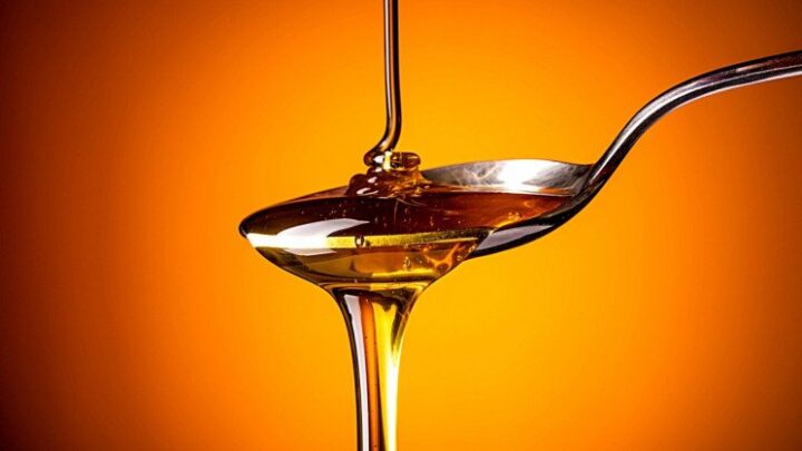 メイクアップ アーティストはクライアントを何十年も若く見せる – 参照