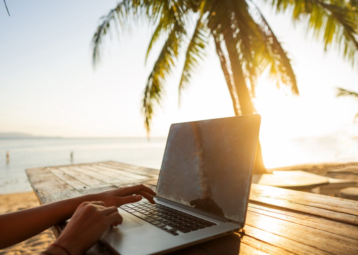 従業員が上司のSMSでレストランから解雇される