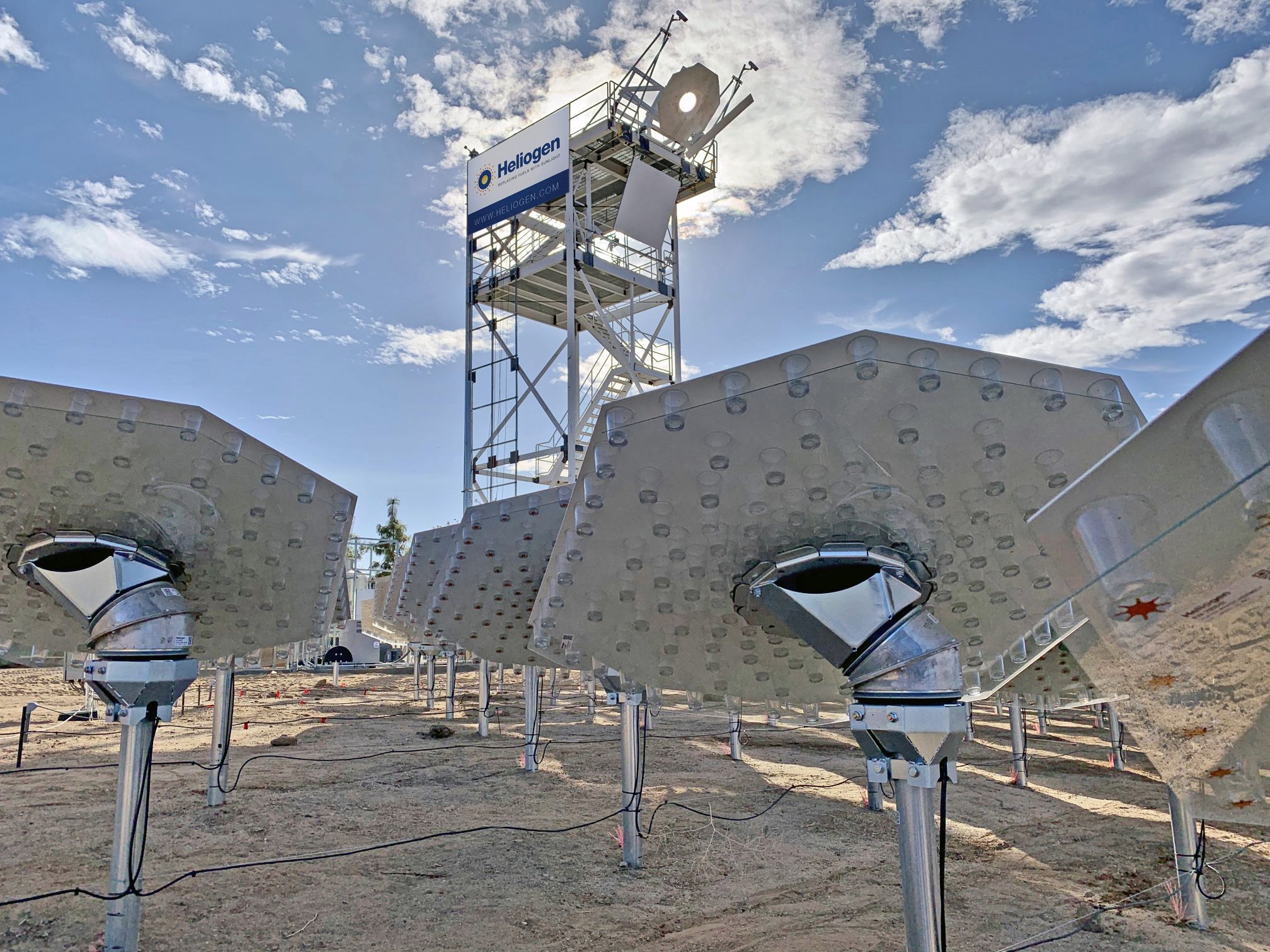 集光型太陽光発電所であるヘリオゲンは 1500 Cの温度を生成します