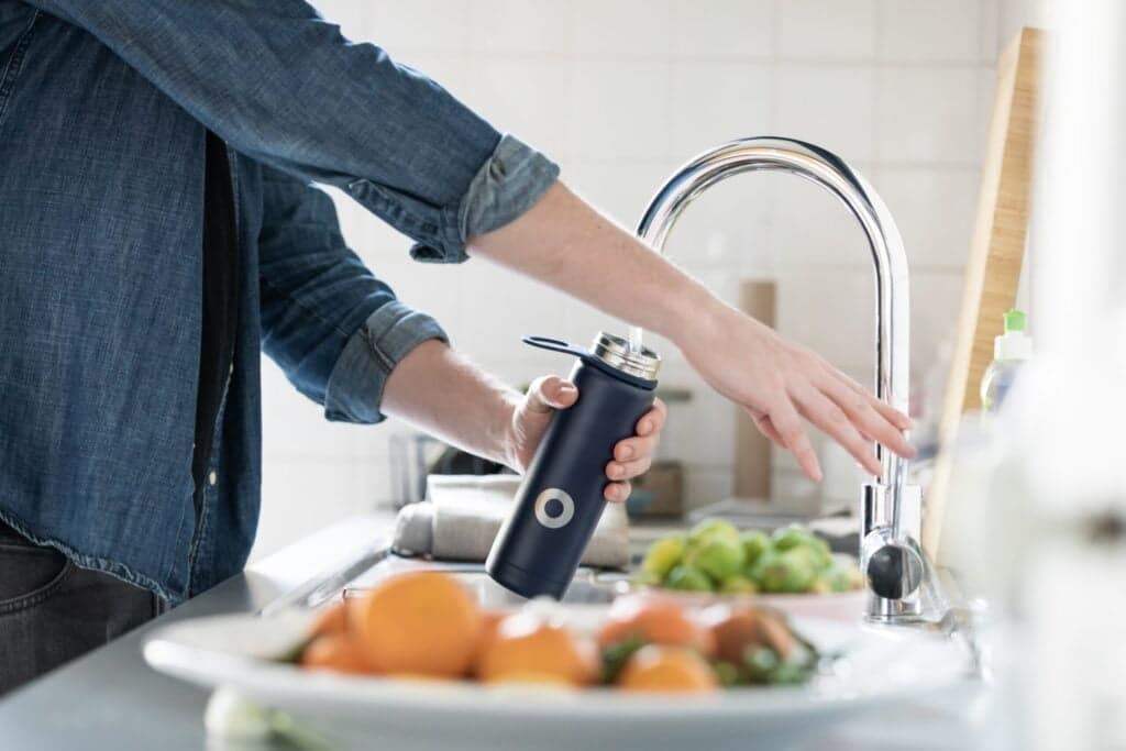 acqua in bottiglia e acqua di rubinetto