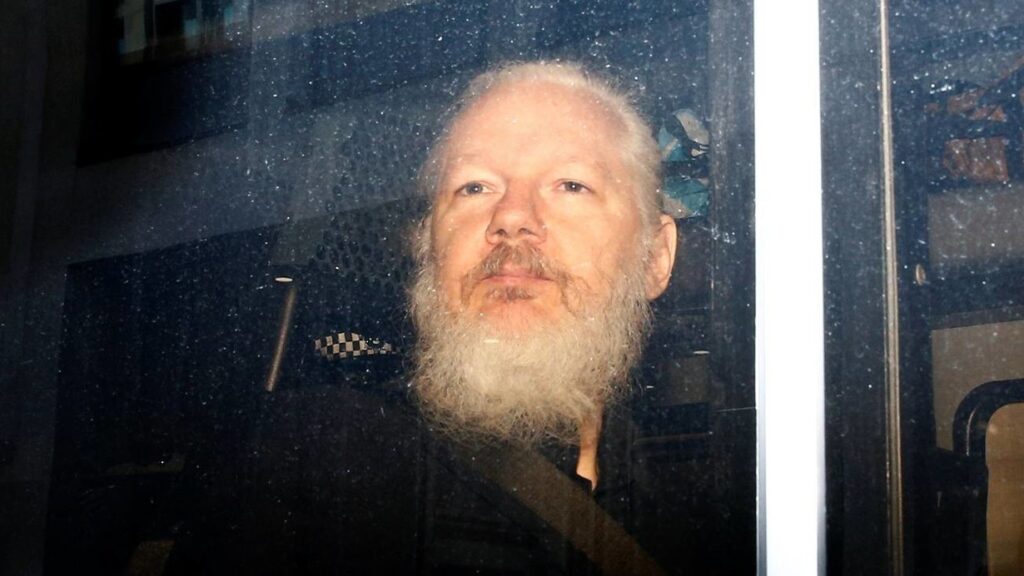 Assange a bordo da van da polícia durante a prisão