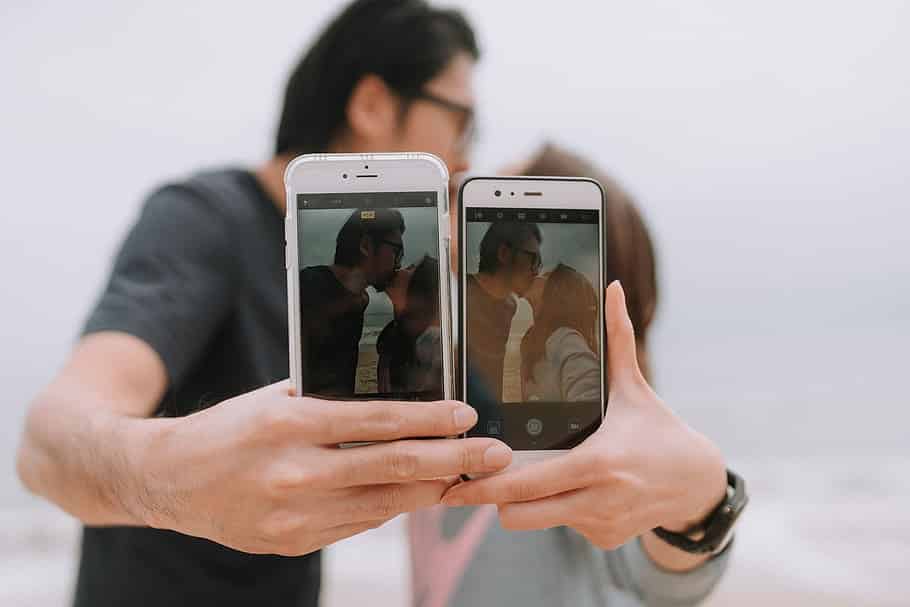 couple tendant deux téléphones