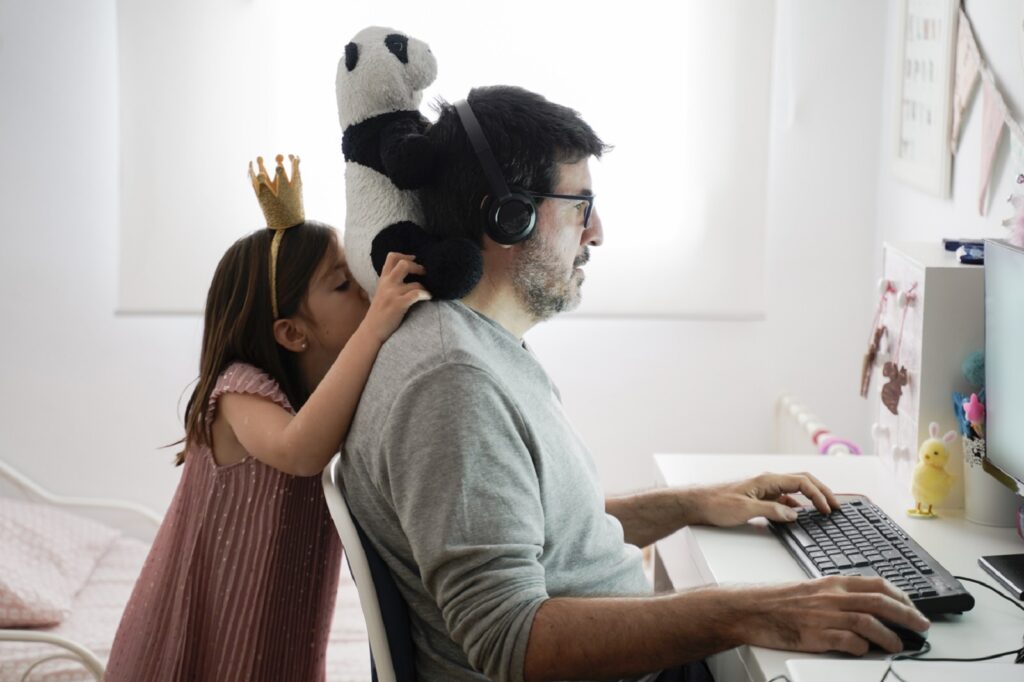 lowres homem escritório em casa filha brincando