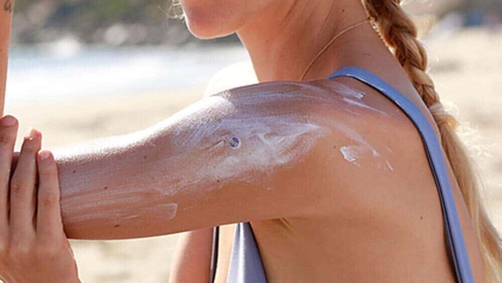Il colore è inequivocabile: è ora di cambiare la crema solare!