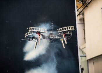 Nei test in struttura, il drone Neural-Fly ha condotto una serie di manovre a forma di otto tra piccoli oggetti nonostante venti fino a 12,1 metri al secondo senza perdere l'equilibrio.