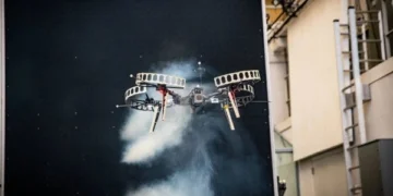 Nei test in struttura, il drone Neural-Fly ha condotto una serie di manovre a forma di otto tra piccoli oggetti nonostante venti fino a 12,1 metri al secondo senza perdere l'equilibrio.