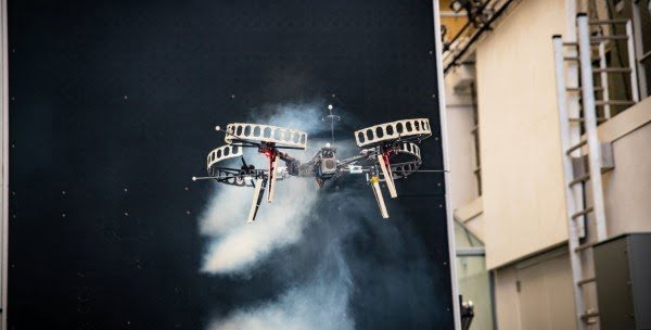 In facility tests, the Neural-Fly drone conducted a series of figure-eight maneuvers between small objects despite winds of up to 12,1 meters per second without losing balance.