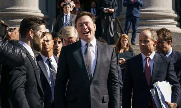 Musk fuori da un tribunale di New York nel 2019. Il presidente di Twitter ha affermato che la società lo citerà in giudizio per far rispettare l'accordo. Fotografia: Drew Angerer/Getty Images