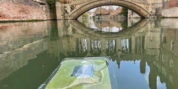 La ‘foglia’ artificiale durante i test sul fiume Cam a Cambridge