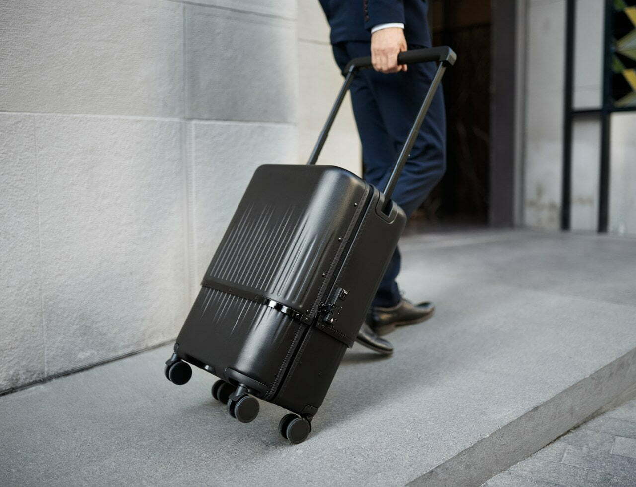 VELO, ingenious telescopic suitcase that changes shape according to the ...