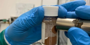 Un magnete attrae il materiale che il team ha utilizzato per rimuovere le microplastiche e gli inquinanti disciolti dall'acqua.
