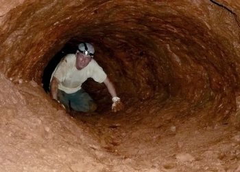 これらの奇妙な楕円形のトンネルでパトロール中のハインリッヒ・フランク。