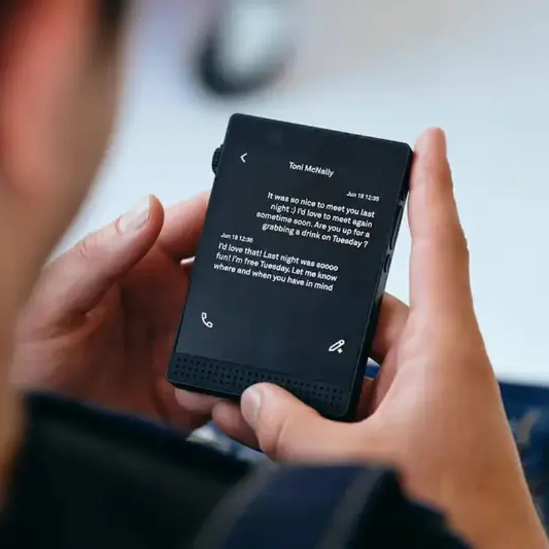 Light phone III, the anti smartphone: less technology, more real