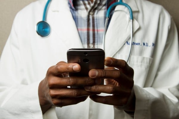 Medico misura pressione arteriosa paziente con fegato grasso