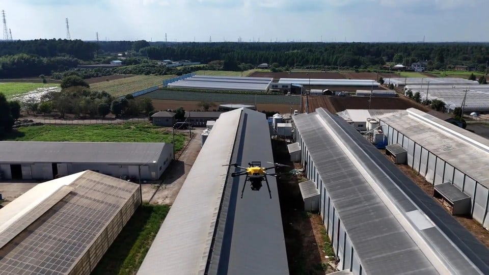 Tecnologia agricola - drone quadricottero in volo sopra gli allevamenti