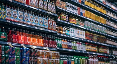 bibite diet lattine bevande dolcificate artificialmente su scaffale supermercato