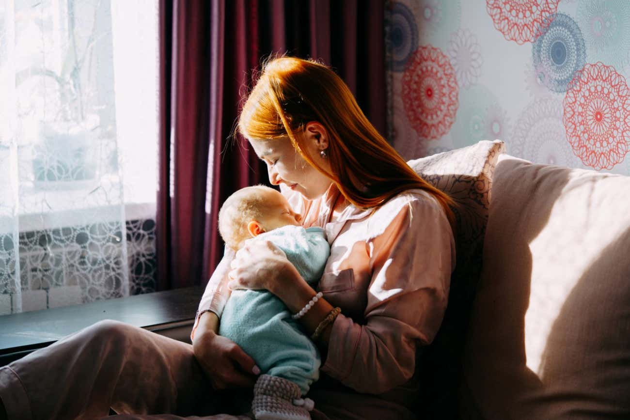 Allattamento al seno - madre con neonato che crea memoria immunitaria