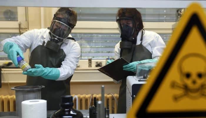 Centro di controllo bioterrorismo con sistemi di monitoraggio AI