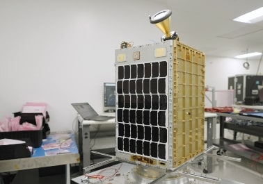 Server orbitali - satellite con pannelli solari in orbita terrestre