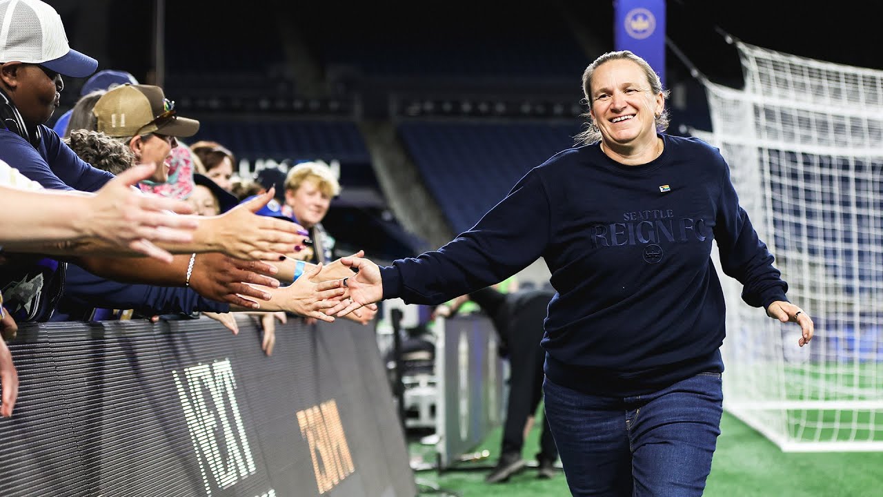 Allenatori di calcio analizzano tattiche e formazioni durante una sessione di coaching