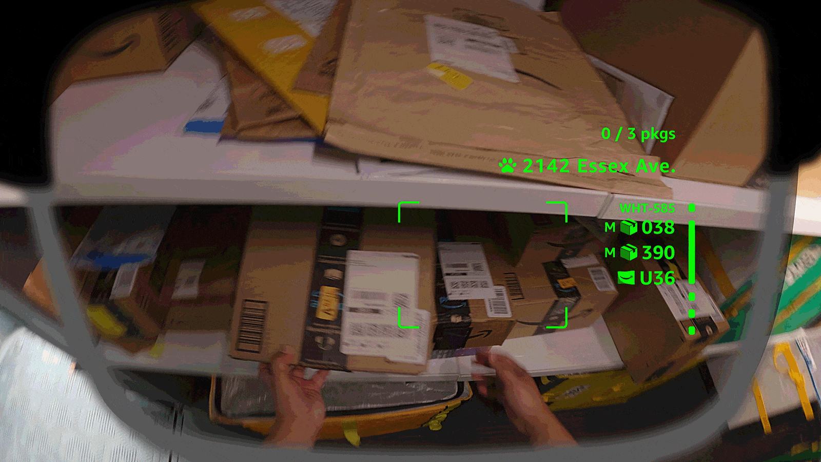 Consegne Amazon - corriere con occhiali smart tecnologia realtà aumentata