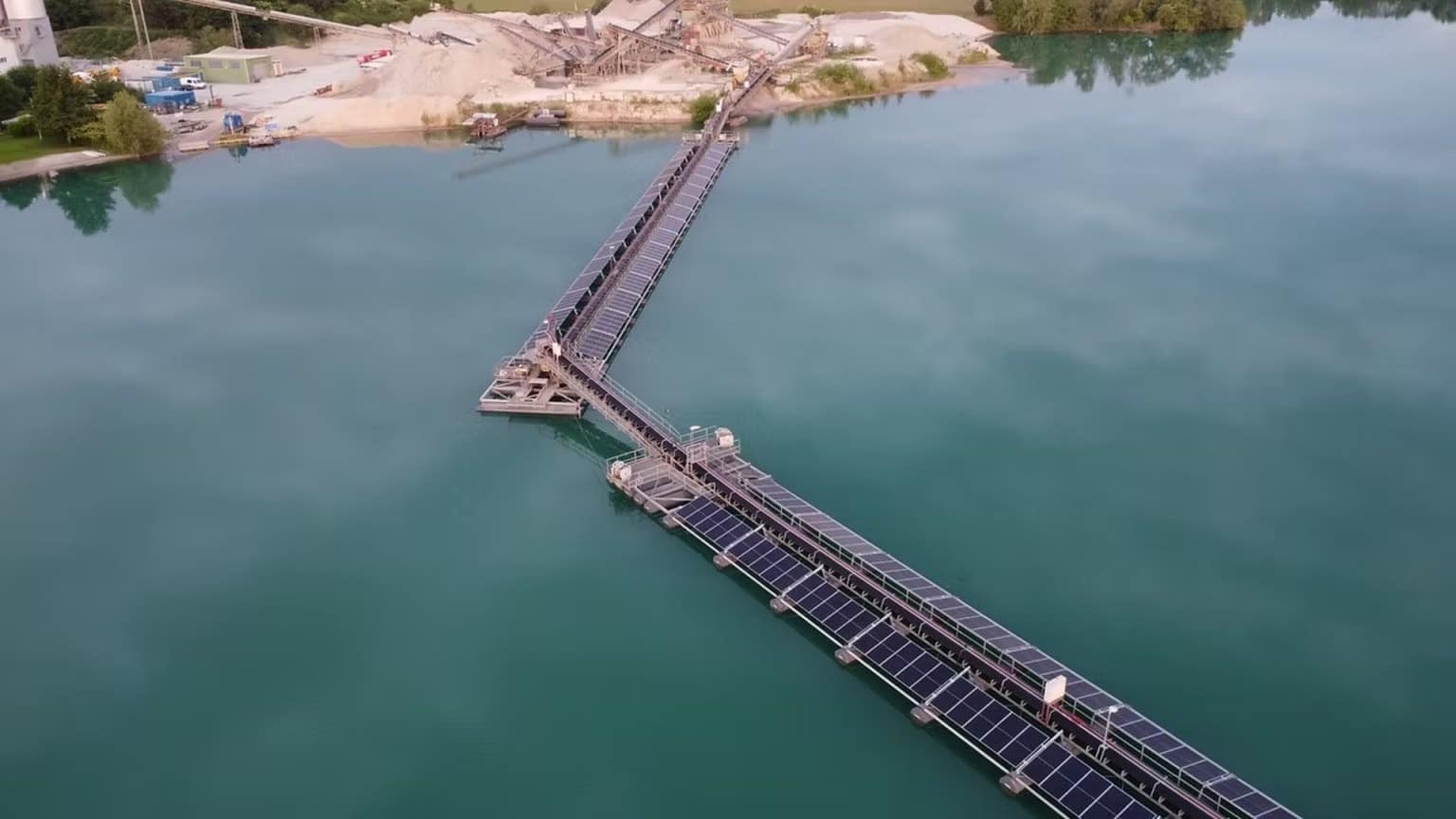Impianto solare verticale galleggiante su lago con pannelli bifacciali orientati est-ovest